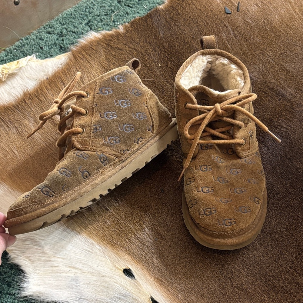 UGG Tan neumel Logo Boots